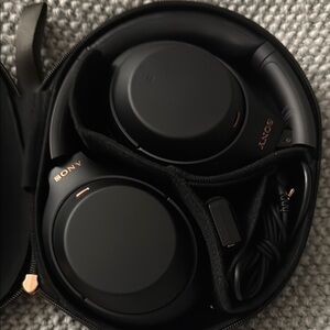 Sony WH1000XM4 noise cancelling headphones